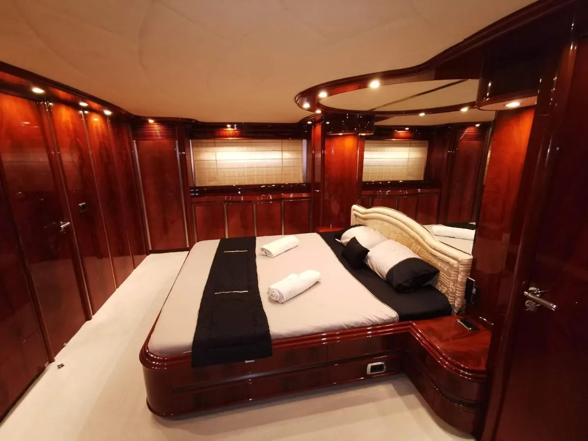 Rent Luxury Motor Yacht Hotel Barcelona