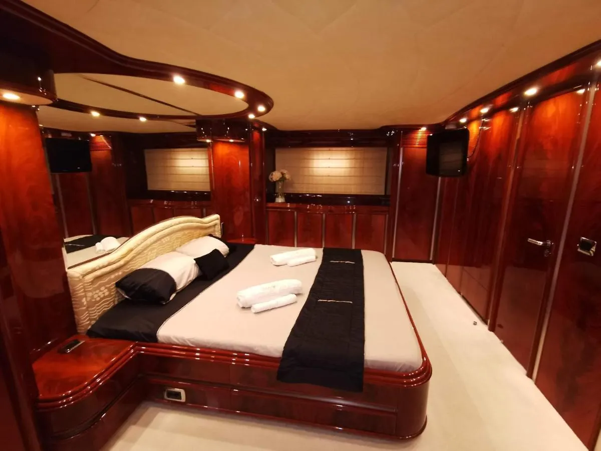 Hotel Rent Luxury Motor Yacht Barcellona Spagna